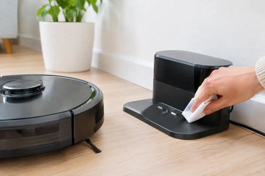 Laadcontacten robotstofzuiger veilig reinigen